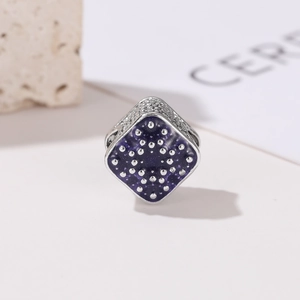 Cuenta cúbica morada con patrón de estrellas y circonitas en acabado de plata 925