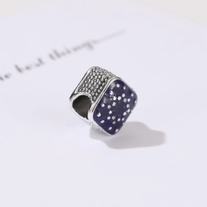 Abalorio cuadrado de plata S925 con esmalte púrpura y diseño de cielo estrellado