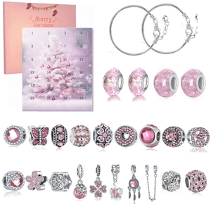 Calendario dell'Avvento di gioielli natalizi rosa con bracciali e ciondoli