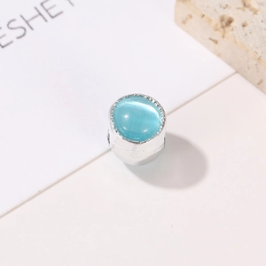 Polierte Silberperle mit einem leuchtend seeblauen Katzenaugen-Stein für DIY-Armbänder