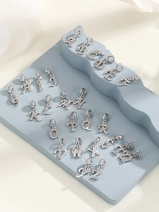 Detailansicht von 26 Buchstabenanhängern mit Zirkonia für DIY-Schmuckherstellung