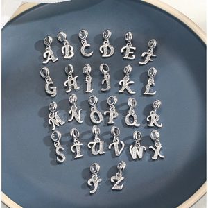 Set aus 26 silbernen Buchstaben-Anhängern mit Zirkon-Steinen für DIY-Schmuckherstellung