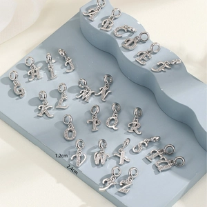 Funkelndes Set aus 26 silbernen Buchstaben-Anhängern mit Strass, 1,2 cm Alphabet-Schmuckstücke