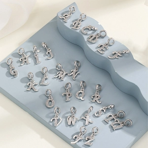 Silbernes Set aus 26 Buchstaben-Anhängern mit weißen Zirkonia-Steinen für DIY-Schmuck