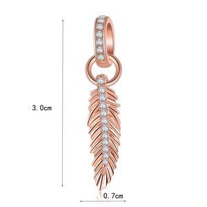 Dettaglio pendente piuma oro rosa con dimensioni 3,0 cm di altezza e 0,7 cm di larghezza