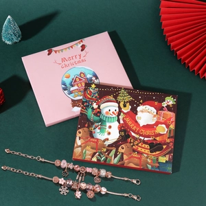 Detail van een roségouden kerstadventskalender met twee bedelarmbanden als cadeau