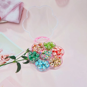 Perles fleurs en résine colorée dans une boîte de rangement fleurie pour bijoux DIY