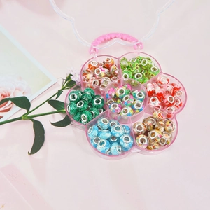 Perles de fleurs colorées en résine dans une boîte rose en forme de fleur pour bijoux DIY
