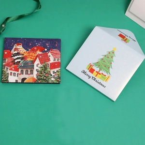 Vista dettagliata della scatola regalo del calendario dell'Avvento di Natale con lembi numerati 1-24