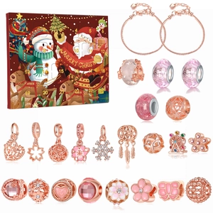 Gedetailleerde roségouden kerst adventskalender sieradenset met kralen en armband