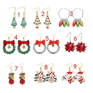 Set di nove orecchini natalizi con alberi, campanelli e simboli delle festività