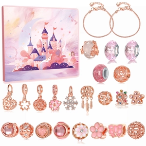 Detail van DIY bedelarmband set in roségoud met sneeuwvlok en hartvormige hangers