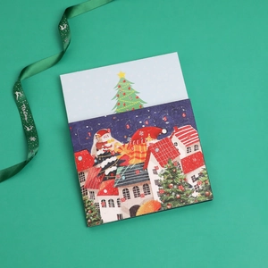 Calendario dell'Avvento natalizio con 24 finestre numerate e grafica di città innevata