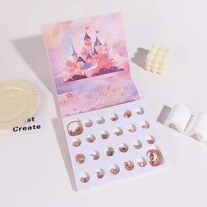 Detail van de roségouden kerst adventskalender met DIY kralen en roze kasteel juwelendoos