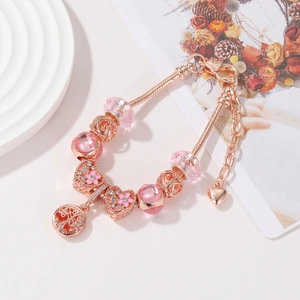 Bracciale a perline oro rosa con ciondoli in cristallo rosa e pendenti a fiori