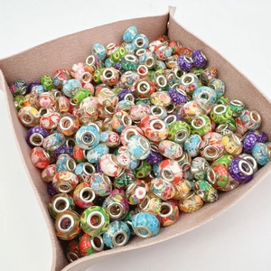 Perles en résine colorées avec fleurs et fruits pour bijoux enfants DIY sur plateau
