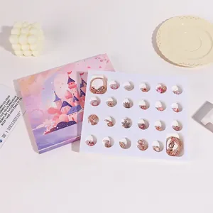 Gedetailleerde set van roségouden DIY kerst adventskalender sieraden met bedeltjes en kasteeldoos