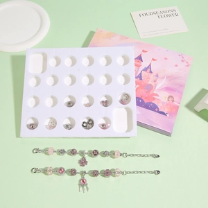 Detail van de DIY-adventskalender voor armbanden met roze kasteel geschenkdoos