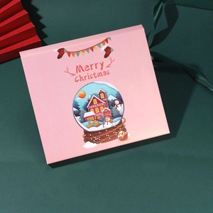 Roze kerstcadeauverpakking met Merry Christmas tekst en een feestelijk sneeuwbolontwerp