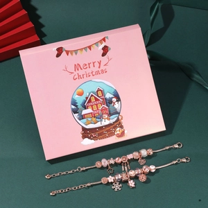 Roségouden kerstbedelarmband set met sneeuwvlokhangers in een roze feestelijke geschenkdoos