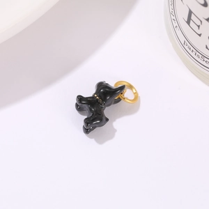 Nahaufnahme eines schwarzen Emaille-Scottie-Dog-Anhängers mit goldenem Halsband