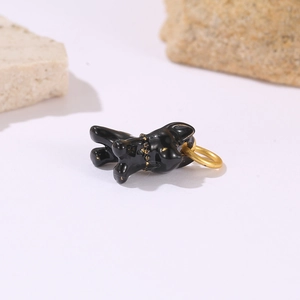 Minimalistischer schwarzer Emaille-Hundeanhänger mit Goldakzenten für DIY-Schmuck