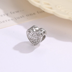 Abalorio de corazón calado en plata pulida para pulseras y collares