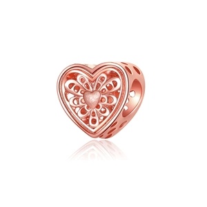 Abalorio de corazón hueco en oro rosa con centro esmerilado para pulseras
