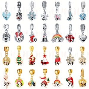 Variété de 28 breloques de Noël colorées pour bracelets avec des motifs de fête