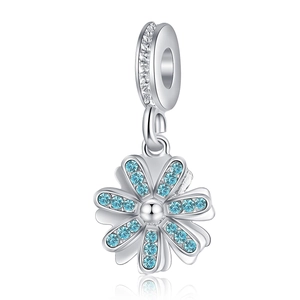 Détail du charm marguerite argentée avec pierres bleu ciel et bélière brillante pour bracelet