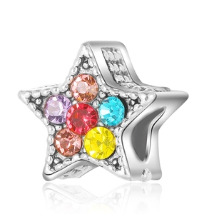 Gros plan d'une breloque étoile en argent avec gemmes colorées pour bracelets DIY