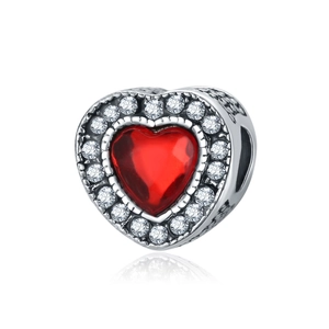 Exquisito amuleto de corazón en plata 925 con gema roja y micropavé de circonitas