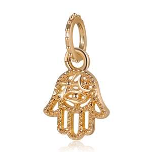 Vue macro du pendentif Main de Hamsa en or avec œil évidé et détails de croissant de lune