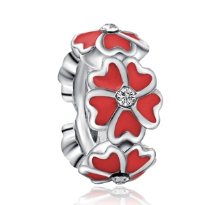 Detalle de abalorio de plata con flores de esmalte rojo y centros de circonita