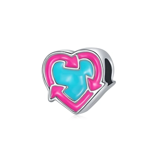 Détail du charm cœur avec émail cyan et flèches roses sur argent 925 poli