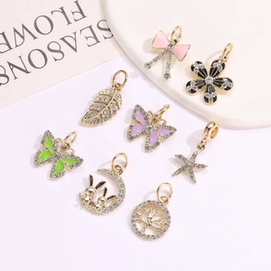 Gouden bedelset met vlinder en bladeren voor het zelf maken van sieraden en DIY