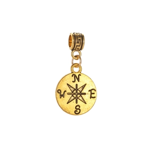 Detailansicht Vintage Gold Kompass Anhänger mit gravierten N E S W Richtungsmarkierungen