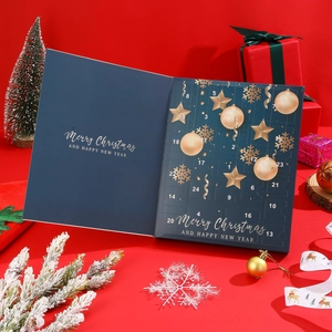 Détail du calendrier de l'Avent bijoux 24 jours avec flocons de neige dorés et texte