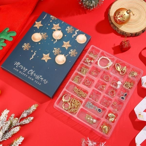 Détail du calendrier de l'Avent bijoux avec boucles d'oreilles, bagues et colliers inclus