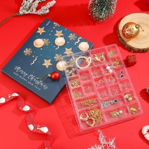 Vue détaillée d'un calendrier de l'Avent de bijoux à 24 cases avec accessoires de Noël