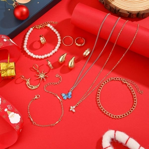 Détails d'une parure de bijoux dorés avec colliers, bracelets et boucles d'oreilles de fête