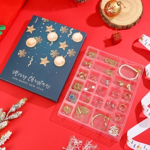 Vue détaillée du calendrier de l'Avent de bijoux avec 24 cases et accessoires dorés variés