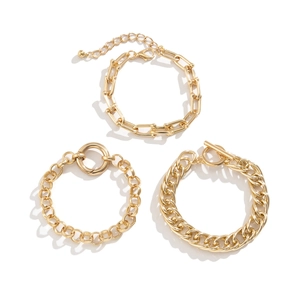 Ensemble de trois bracelets dorés avec maillons trombone, gourmette et anneaux