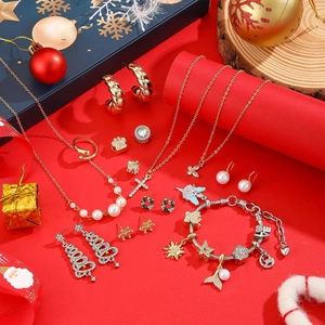 Collection détaillée de bijoux de Noël dorés comprenant boucles d'oreilles et bracelet
