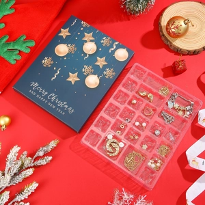 Détail macro du calendrier de l'avent bijoux 24 pièces avec breloques de Noël