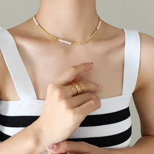 Minimalistische zoetwaterparelketting met gouden kralen en gelaagde ring voor dames