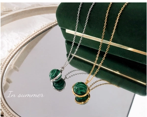 Vue détaillée des pendentifs rotatifs en turquoise sur chaînes en acier doré et argent