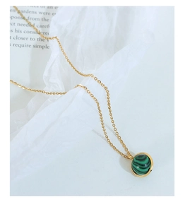 Vue détaillée d'un collier en titane doré avec pendentif rotatif en malachite rayée