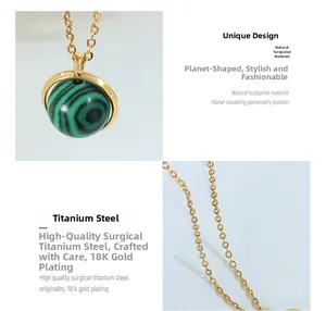 Detail van de turquoise bolvormige hanger aan een vergulde titanium stalen ketting van 18k