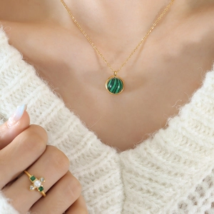 Collier Pendentif Rotatif Sphère Turquoise Géométrique en Acier Titane Minimaliste pour Femmes Bijoux de Mode Rétro